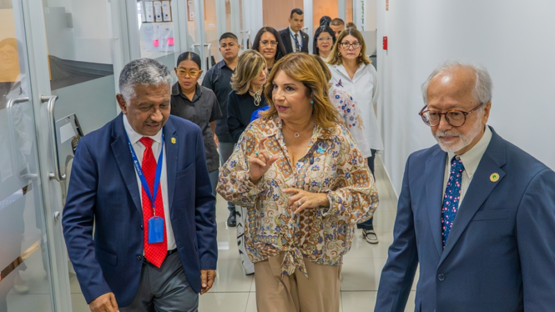 Avances científicos en Panamá: primera dama visita Senacyt e Indicasat