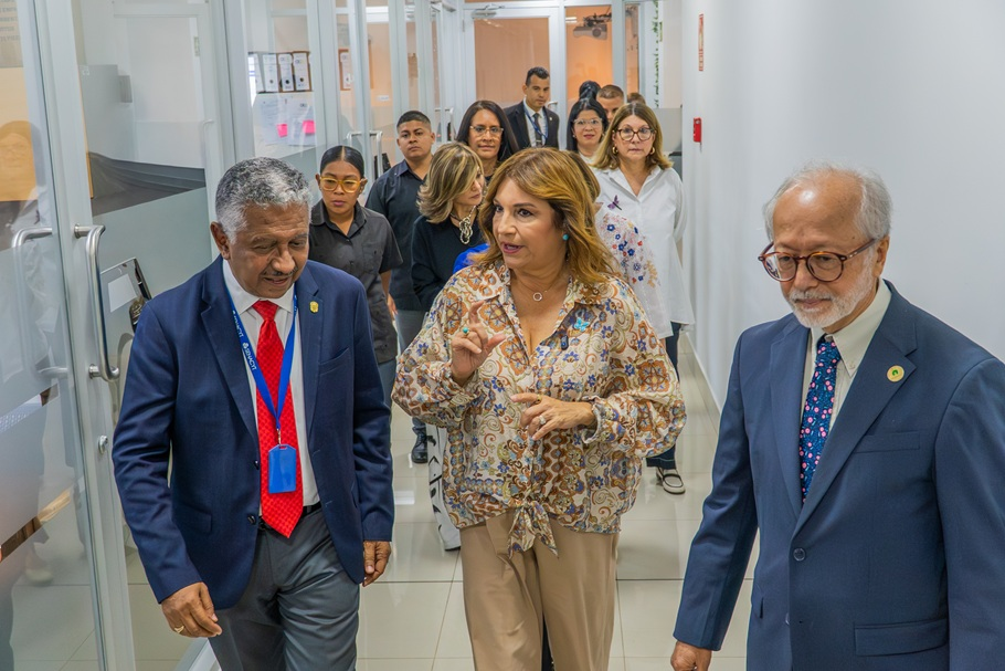 Avances científicos en Panamá: primera dama visita Senacyt e Indicasat