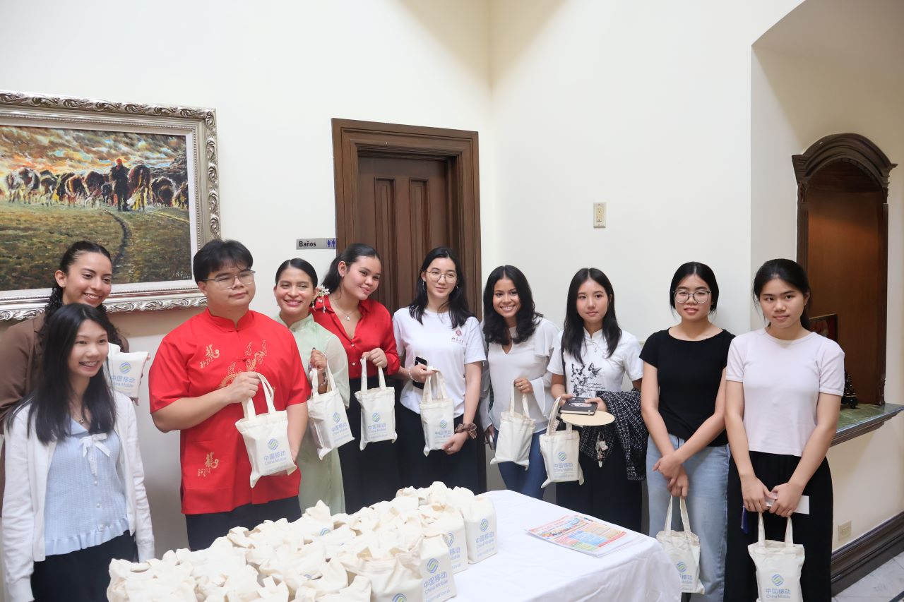 China despide a 20 becarios panameños que llevarán su talento a las mejores universidades del país asiático