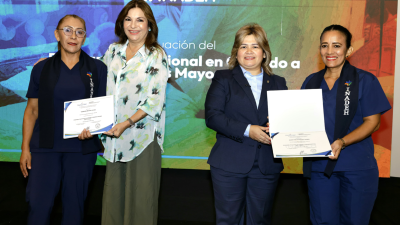 INADEH gradúa a 97 profesionales para el cuidado de personas mayores
