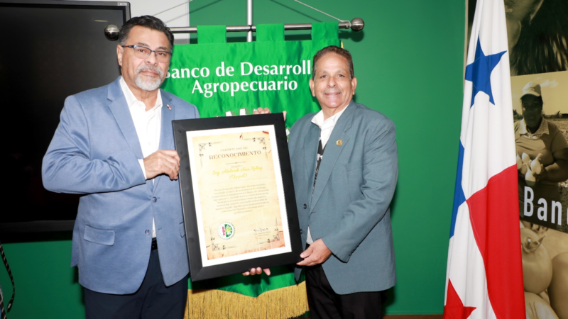 BDA reconoce legado de exgerente con homenaje póstumo su valioso aporte
