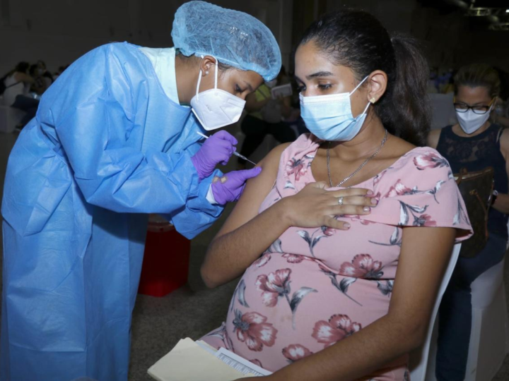 Salud insta a embarazadas y mayores de 60 años a vacunarse contra el virus sincitial