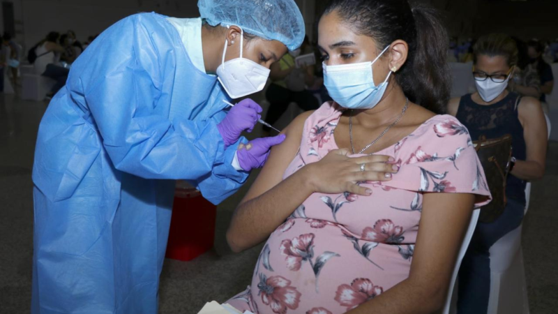 Salud insta a embarazadas y mayores de 60 años a vacunarse contra el virus sincitial