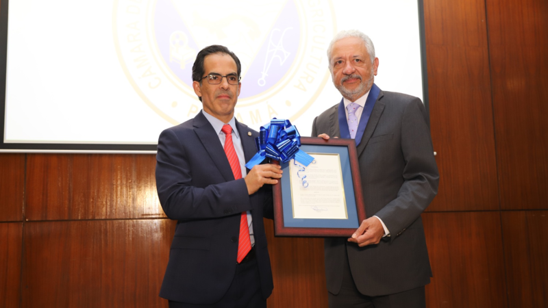 Administrador del Canal de Panamá recibe importante reconocimiento de la CCIAP