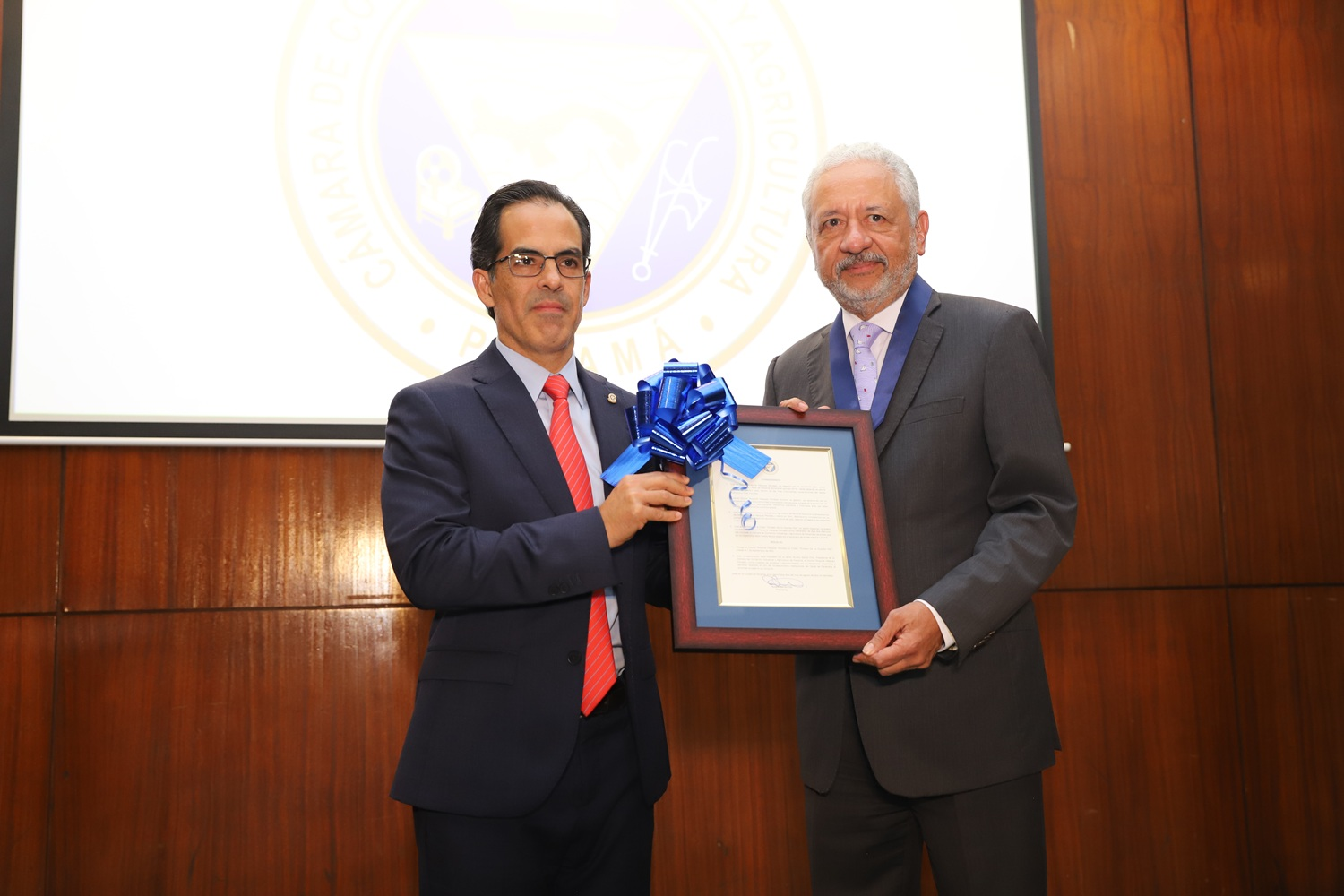 Administrador del Canal de Panamá recibe importante reconocimiento de la CCIAP