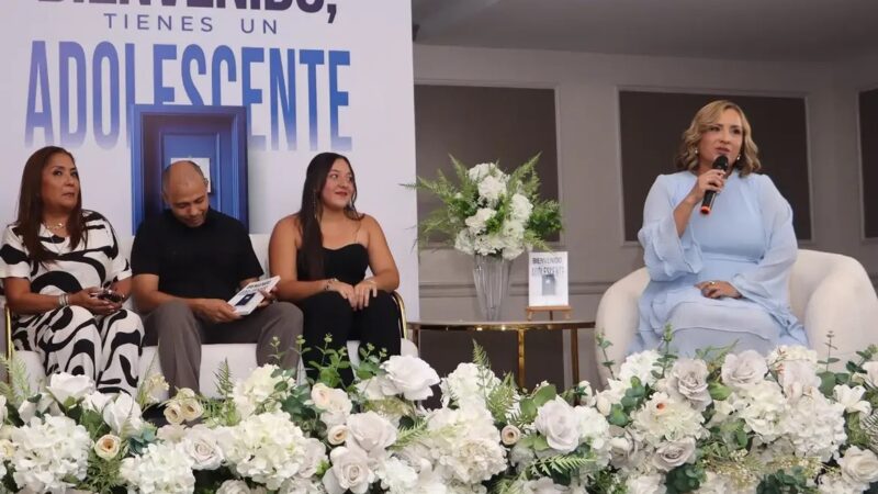 “Bienvenido, tienes un adolescente”: La guía que le está quitando el miedo a ser papá o mamá de un teen