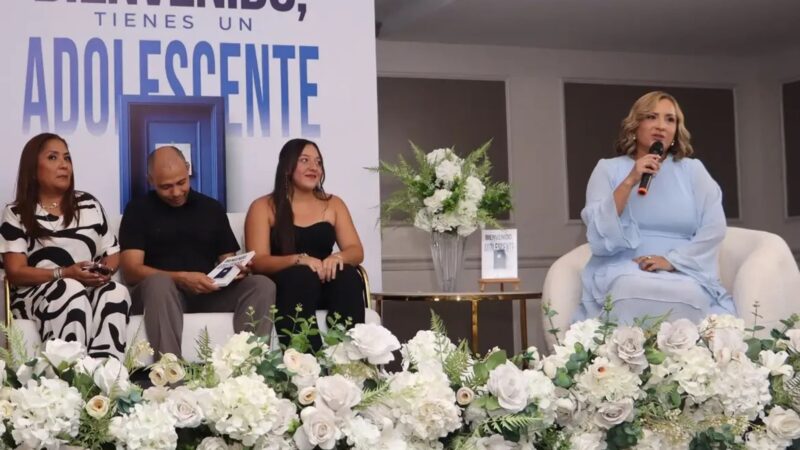 “Bienvenido, tienes un adolescente”: La guía que le está quitando el miedo a ser papá o mamá de un teen