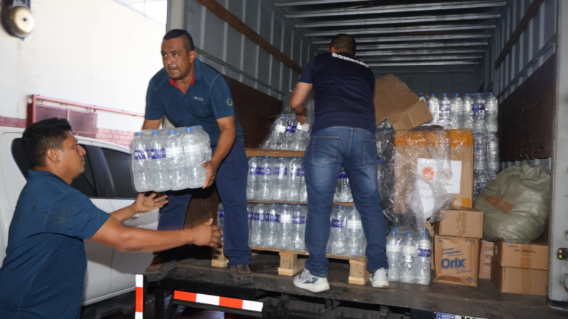 China entrega equipos de apoyo a los bomberos que atienden la emergencia en Panamá
