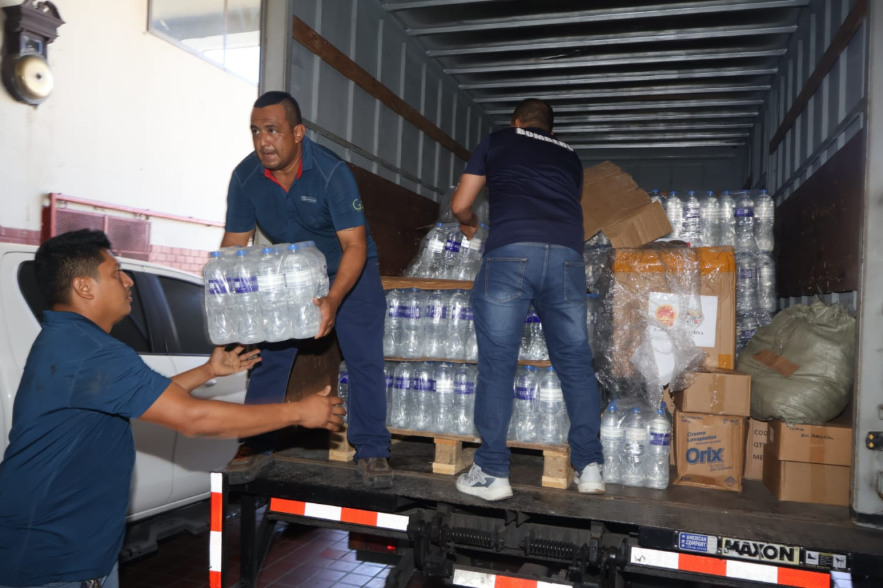 China entrega equipos de apoyo a los bomberos que atienden la emergencia en Panamá