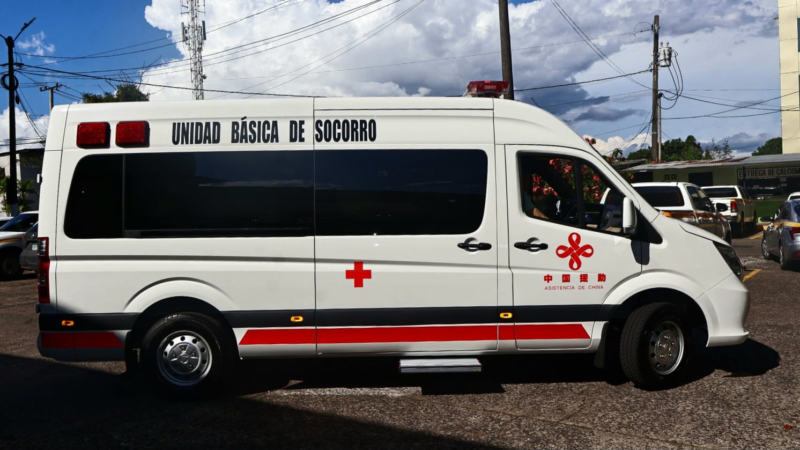 China entrega ayuda a Panamá Oeste tras el terremoto: paneles solares, ambulancia y parque